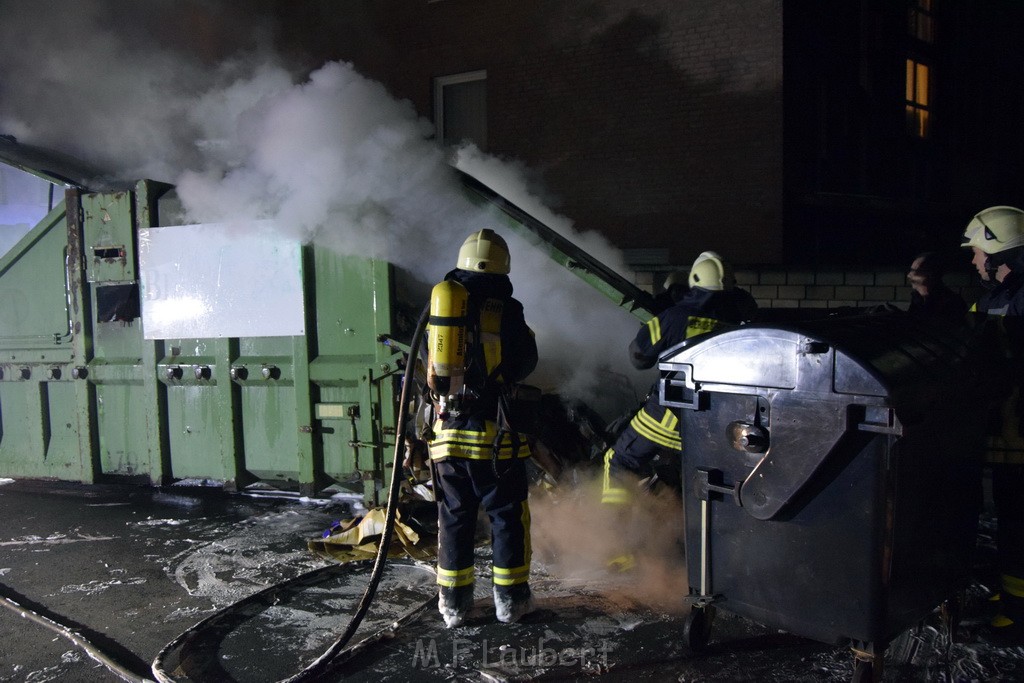 Feuer Papp Presscontainer Koeln Hoehenberg Bochumerstr P227.JPG - Miklos Laubert